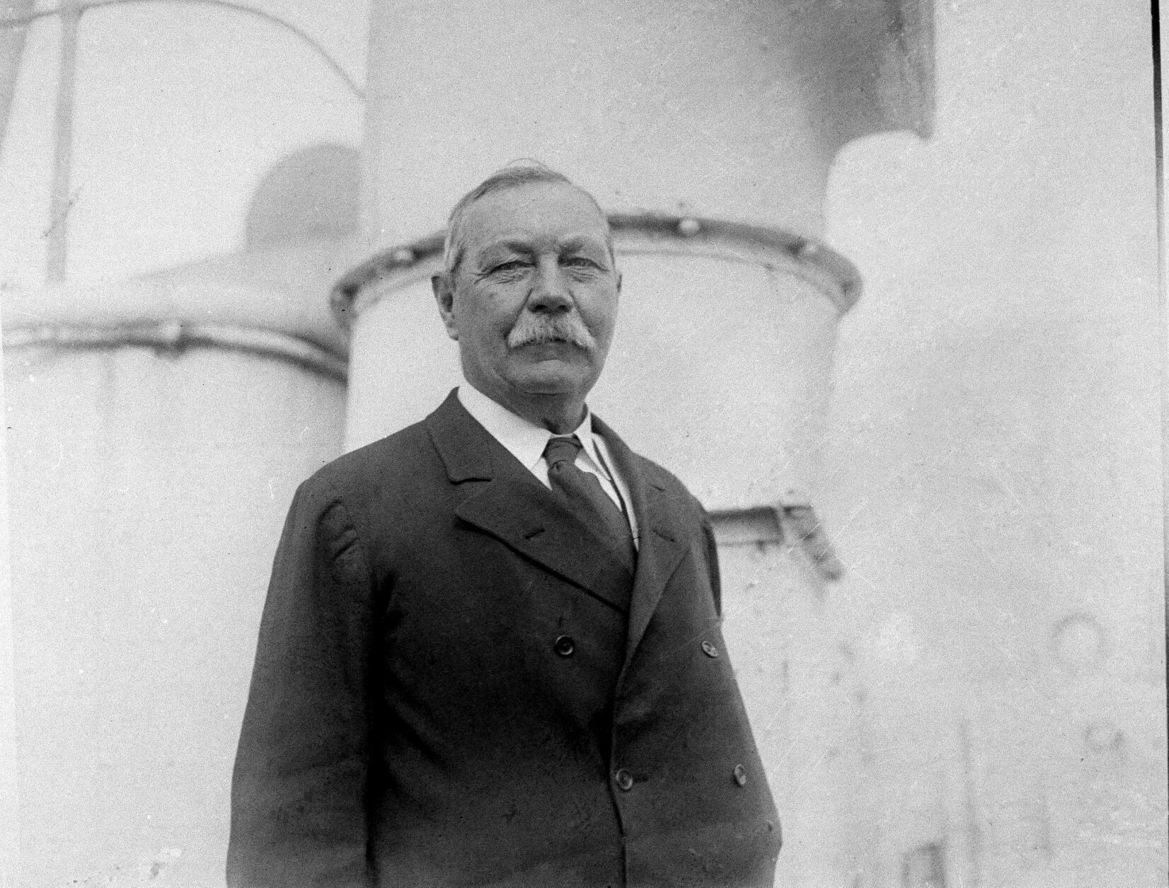 1927: Sir Arthur Conan Doyle